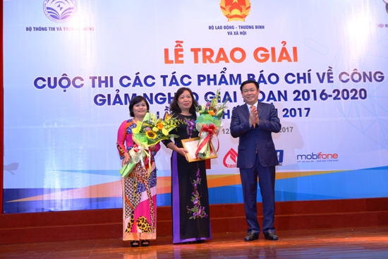 Lần đầu tiên trao giải báo chí về công tác xóa đói giảm nghèo ảnh 1